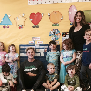 Zac Efron devoile sa nouvelle coupe de cheveux, similaire à celle de Justin Bieber lors des American Music Awards 2015, alors qu'il rend visite à des enfants dans une école primaire. Photo publiée sur Twitter, le 2 juin 2016