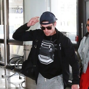 Exclusif - Zac Efron et sa petite amie Sami Miro arrivent, la veille de la Saint Valentin, à l'aéroport de LAX à Los Angeles pour prendre l’avion, le 13 février 2016