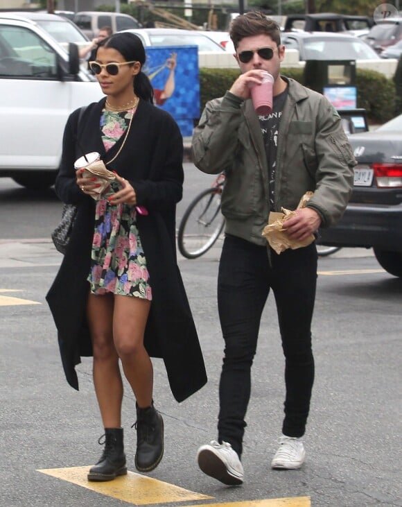 Semi-Exclusif - Zac Efron et sa petite amie Sami Miro se promènent dans les rues de Los Feliz, le 23 avril 2015