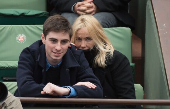Emmanuelle Béart et son fils Yohann lors du tournoi de Roland-Garros le 3 juin 2016