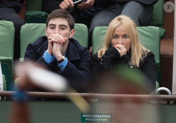 Emmanuelle Béart et son fils Yohann lors du tournoi de Roland-Garros le 3 juin 2016