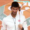 Novak Djokovic aux internationaux de France de Roland Garros sous un parapluie le 31 mai 2016, lors de son match en huitième de finale contre Roberto Bautista-Agut. © Dominique Jacovides / Bestimage
