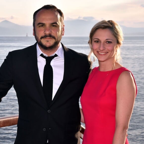 François-Xavier Demaison et sa compagne Anaïs participent au gala annuel de la Croix-Rouge française dans le cadre du prestigieux hôtel Eden Roc au Cap d'Antibes, le 3 juin 2016. © Bruno Bébert / Bestimage