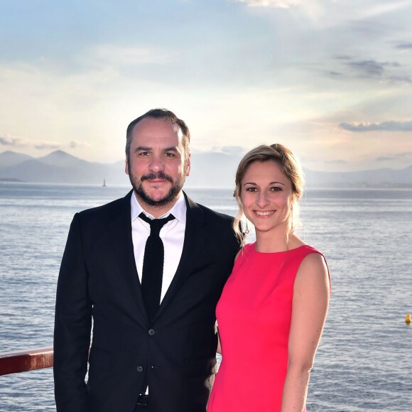 François-Xavier Demaison et sa compagne Anaïs participent au gala annuel de la Croix-Rouge française dans le cadre du prestigieux hôtel Eden Roc au Cap d'Antibes, le 3 juin 2016. © Bruno Bébert / Bestimage
