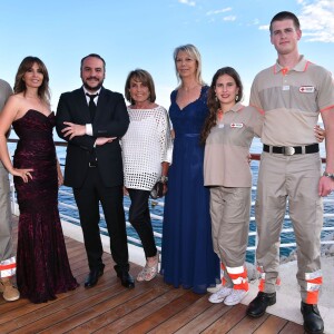 Frédérique Saphores, François Xavier Demaison, Masha Sosno et Marika Roman entourés de bénévoles participent au gala annuel de la Croix-Rouge française dans le cadre du prestigieux hôtel Eden Roc au Cap d'Antibes, le 3 juin 2016. © Bruno Bébert / Bestimage