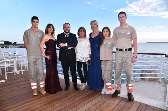 Frédérique Saphores, François Xavier Demaison, Masha Sosno et Marika Roman entourés de bénévoles participent au gala annuel de la Croix-Rouge française dans le cadre du prestigieux hôtel Eden Roc au Cap d'Antibes, le 3 juin 2016. © Bruno Bébert / Bestimage
