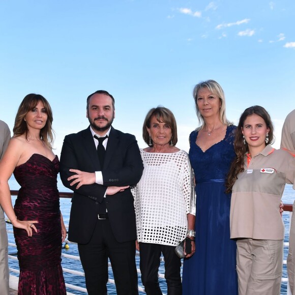 Frédérique Saphores, François Xavier Demaison, Masha Sosno et Marika Roman entourés de bénévoles participent au gala annuel de la Croix-Rouge française dans le cadre du prestigieux hôtel Eden Roc au Cap d'Antibes, le 3 juin 2016. © Bruno Bébert / Bestimage