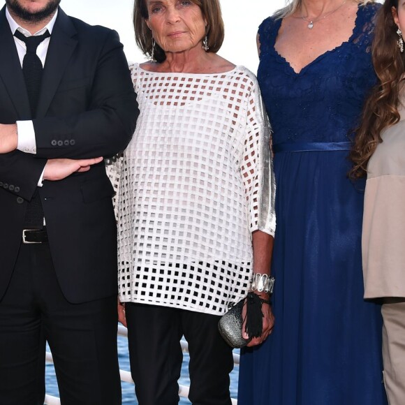 Frédérique Saphores, François Xavier Demaison, Masha Sosno et Marika Roman entourés de bénévoles participent au gala annuel de la Croix-Rouge française dans le cadre du prestigieux hôtel Eden Roc au Cap d'Antibes, le 3 juin 2016. © Bruno Bébert / Bestimage