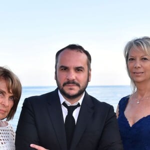 Frédérique Saphores, François Xavier Demaison, Masha Sosno et Marika Roman entourés de bénévoles participent au gala annuel de la Croix-Rouge française dans le cadre du prestigieux hôtel Eden Roc au Cap d'Antibes, le 3 juin 2016. © Bruno Bébert / Bestimage