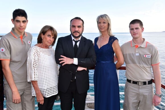 Frédérique Saphores, François Xavier Demaison, Masha Sosno et Marika Roman entourés de bénévoles participent au gala annuel de la Croix-Rouge française dans le cadre du prestigieux hôtel Eden Roc au Cap d'Antibes, le 3 juin 2016. © Bruno Bébert / Bestimage