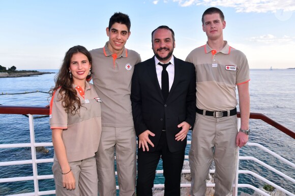 François Xavier Demaison entouré de bénévoles participe au gala annuel de la Croix-Rouge française dans le cadre du prestigieux hôtel Eden Roc au Cap d'Antibes, le 3 juin 2016. © Bruno Bébert / Bestimage