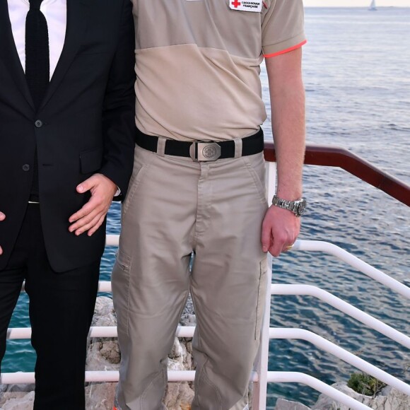 François Xavier Demaison entouré de bénévoles participe au gala annuel de la Croix-Rouge française dans le cadre du prestigieux hôtel Eden Roc au Cap d'Antibes, le 3 juin 2016. © Bruno Bébert / Bestimage