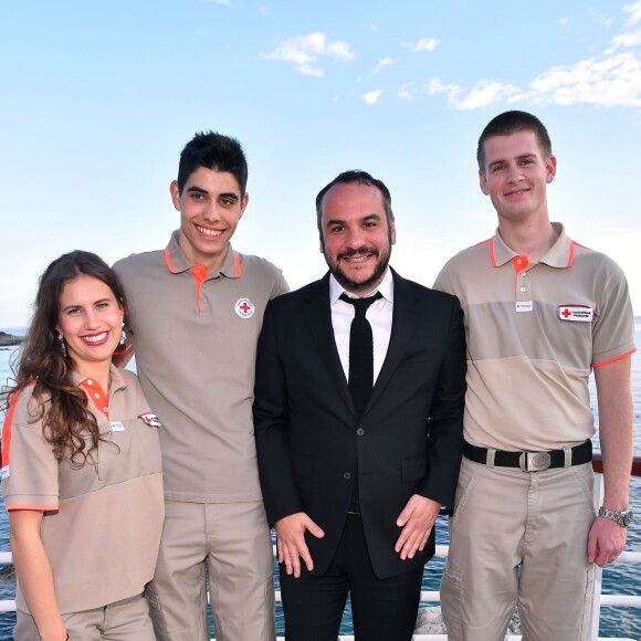 François Xavier Demaison entouré de bénévoles participe au gala annuel de la Croix-Rouge française dans le cadre du prestigieux hôtel Eden Roc au Cap d'Antibes, le 3 juin 2016. © Bruno Bébert / Bestimage
