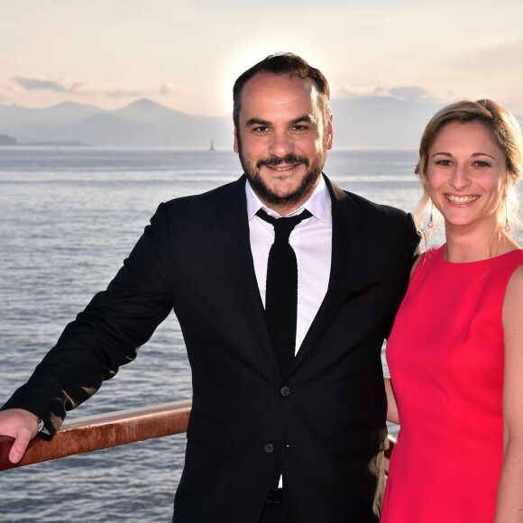 François-Xavier Demaison et sa compagne Anaïs participent au gala annuel de la Croix-Rouge française dans le cadre du prestigieux hôtel Eden Roc au Cap d'Antibes, le 3 juin 2016. © Bruno Bébert / Bestimage