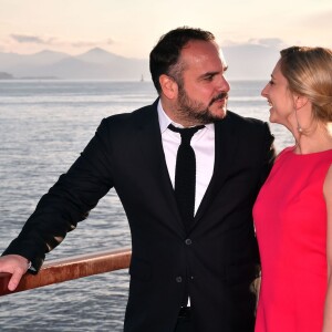 François-Xavier Demaison et sa compagne Anaïs participent au gala annuel de la Croix-Rouge française dans le cadre du prestigieux hôtel Eden Roc au Cap d'Antibes, le 3 juin 2016. © Bruno Bébert / Bestimage