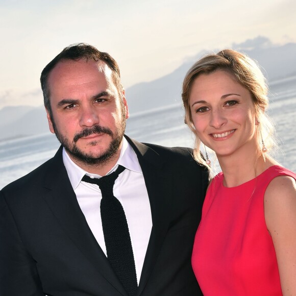 François-Xavier Demaison et sa compagne Anaïs participent au gala annuel de la Croix-Rouge française dans le cadre du prestigieux hôtel Eden Roc au Cap d'Antibes, le 3 juin 2016. © Bruno Bébert / Bestimage