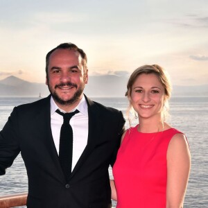 François-Xavier Demaison et sa compagne Anaïs participent au gala annuel de la Croix-Rouge française dans le cadre du prestigieux hôtel Eden Roc au Cap d'Antibes, le 3 juin 2016. © Bruno Bébert / Bestimage