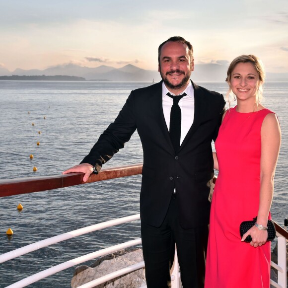 François-Xavier Demaison et sa compagne Anaïs participent au gala annuel de la Croix-Rouge française dans le cadre du prestigieux hôtel Eden Roc au Cap d'Antibes, le 3 juin 2016. © Bruno Bébert / Bestimage