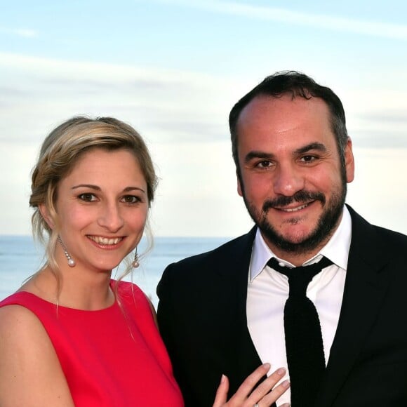 François-Xavier Demaison et sa compagne Anaïs participent au gala annuel de la Croix-Rouge française dans le cadre du prestigieux hôtel Eden Roc au Cap d'Antibes, le 3 juin 2016. © Bruno Bébert / Bestimage