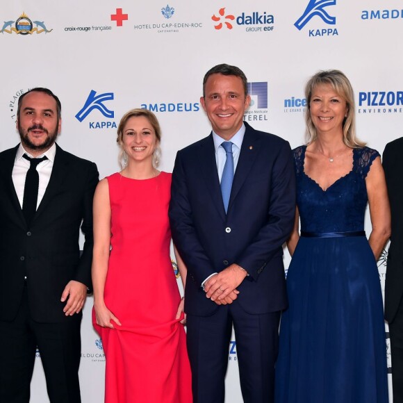 Frédérique Saphores, François Xavier Demaison, sa compagne, Anais, Philippe Perd, président directeur général du Cap Eden Roc, Marika Romain et le directeur de l'hôtel, Laurent Van Hoegaarden, participent au gala annuel de la Croix-Rouge française dans le cadre du prestigieux hôtel Eden Roc au Cap d'Antibes, le 3 juin 2016. © Bruno Bébert / Bestimage