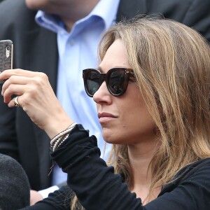 Laura Smet et son compagnon Raphaël dans les tribunes de la finale homme des internationaux de France de Roland Garros à Paris le 5 juin 2016. © Moreau-Jacovides / Bestimage