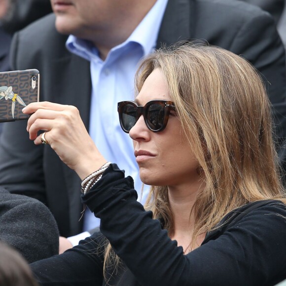 Laura Smet et son compagnon Raphaël dans les tribunes de la finale homme des internationaux de France de Roland Garros à Paris le 5 juin 2016. © Moreau-Jacovides / Bestimage