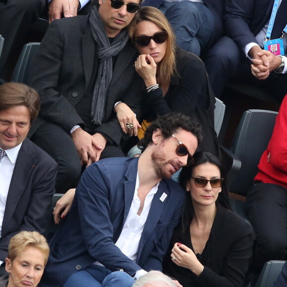 Laura Smet et son compagnon Raphaël, Marie Drucker et son compagnon Mathias Vicherat dans les tribunes de la finale homme des internationaux de France de Roland-Garros à Paris le 5 juin 2016. © Moreau-Jacovides / Bestimage