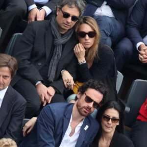 Laura Smet et son compagnon Raphaël, Marie Drucker et son compagnon Mathias Vicherat dans les tribunes de la finale homme des internationaux de France de Roland-Garros à Paris le 5 juin 2016. © Moreau-Jacovides / Bestimage