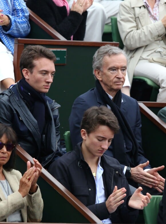 Bernard Arnault et ses fils Frédéric et Jean dans les tribunes de la finale homme des internationaux de France de Roland-Garros à Paris le 5 juin 2016. © Moreau-Jacovides / Bestimage