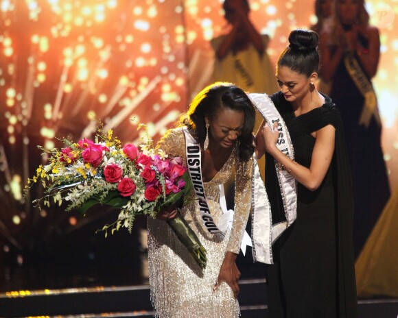 Miss District of Columbia, Deshauna Barber est courronnée des mains de Pia Wurtzbach alias Miss Univers 2015 onstage au concours Miss USA 2016 à Las Vegas, le 5 juin 2016