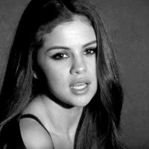 Selena Gomez est plus sensuelle que jamais dans son nouveau clip, Kill Em With Kindness. Image extraite d'une vidéo publiée sur Youtube, le 6 juin 2016