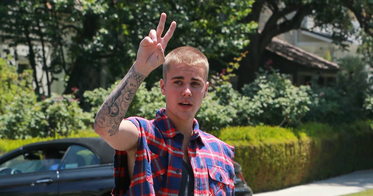 Justin Bieber Salue Et Pose Pour Les Photographes Dans Les Rues De Los