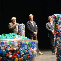 Dominique Desseigne signe un gros chèque en plastique plein d'amour