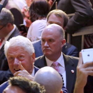 Bill Clinton - Hillary Clinton a revendiqué mardi sa victoire aux primaires démocrates lors d'un discours lors du dernier Super Tuesday à Brooklyn, le 7 juin 2016. © Charles Guerin/Bestimage