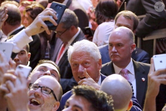 Bill Clinton - Hillary Clinton a revendiqué mardi sa victoire aux primaires démocrates lors d'un discours lors du dernier Super Tuesday à Brooklyn, le 7 juin 2016. © Charles Guerin/Bestimage