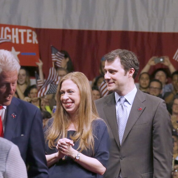 Hillary Clinton, Bill Clinton, sa fille Chelsea Clinton et son mari Marc Mezvinsky - Hillary Clinton a revendiqué mardi sa victoire aux primaires démocrates lors d'un discours lors du dernier Super Tuesday à Brooklyn, le 7 juin 2016. © Charles Guerin/Bestimage