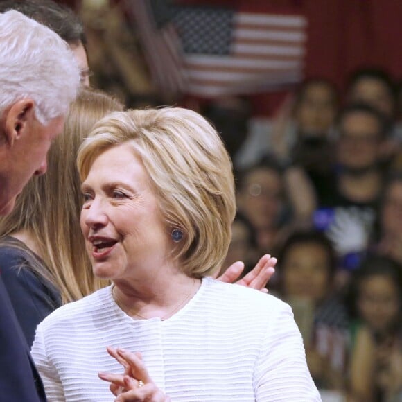 Hillary Clinton et Bill Clinton - Hillary Clinton a revendiqué mardi sa victoire aux primaires démocrates lors d'un discours lors du dernier Super Tuesday à Brooklyn, le 7 juin 2016. © Charles Guerin/Bestimage