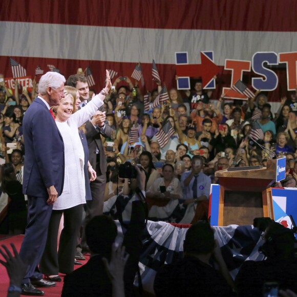 Hillary Clinton, Bill Clinton, sa fille Chelsea Clinton et son mari Marc Mezvinsky - Hillary Clinton a revendiqué mardi sa victoire aux primaires démocrates lors d'un discours lors du dernier Super Tuesday à Brooklyn, le 7 juin 2016. © Charles Guerin/Bestimage