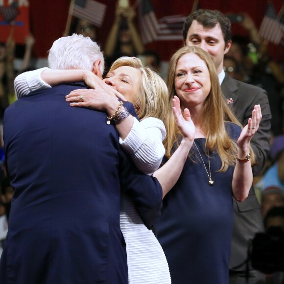 Hillary Clinton, Bill Clinton, sa fille Chelsea Clinton et son mari Marc Mezvinsky - Hillary Clinton a revendiqué mardi sa victoire aux primaires démocrates lors d'un discours lors du dernier Super Tuesday à Brooklyn, le 7 juin 2016. © Charles Guerin/Bestimage