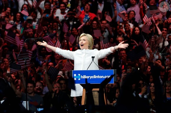 La candidate aux primaires démocrates pour les élections présidentielles américaines, Hillary Clinton, revendique sa victoire devant ses supporters à Brooklyn, et devient ainsi la première femme dans l'histoire des Etats-Unis à être investie par l'un des grands partis. Le 7 juin 2016 
