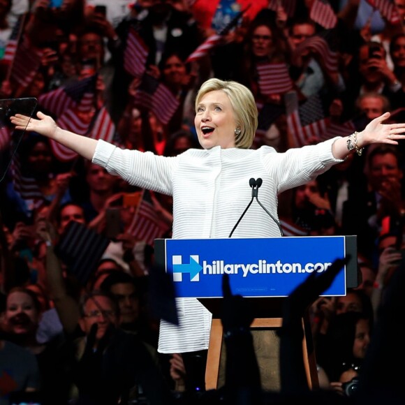 La candidate aux primaires démocrates pour les élections présidentielles américaines, Hillary Clinton, revendique sa victoire devant ses supporters à Brooklyn, et devient ainsi la première femme dans l'histoire des Etats-Unis à être investie par l'un des grands partis. Le 7 juin 2016 