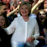 Hillary Clinton : Victorieuse aux côtés de Bill, sa fille Chelsea "très fière"