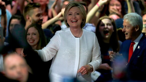 Hillary Clinton : Victorieuse aux côtés de Bill, sa fille Chelsea "très fière"