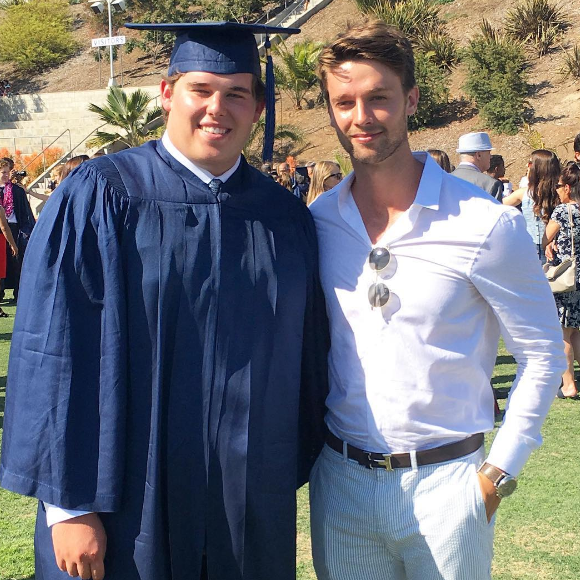 Christopher Schwarzenegger, le plus jeune fils de l'acteur Arnold Schwarzenegger, a reçu son diplôme de fin de lycée à Los Angeles, le 5 juin 2016. Il était entouré de son frère Patrick.