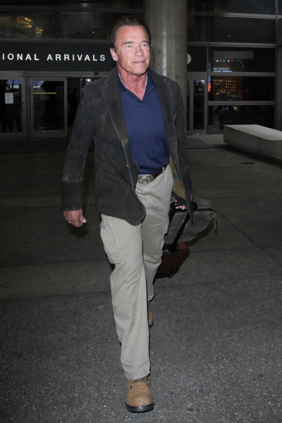 Arnold Schwarzenegger arrive à l'aéroport de Los Angeles (LAX), le 2 juin 2016