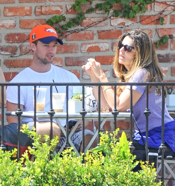 Patrick Schwarzenegger est allé déjeuner avec sa mère Maria Shriver et avec un ami à Los Angeles, le 2 juin 2016