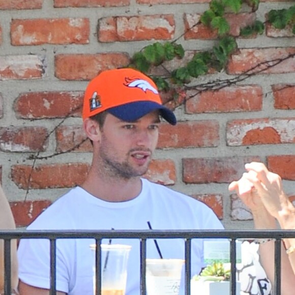 Patrick Schwarzenegger est allé déjeuner avec sa mère Maria Shriver et avec un ami à Los Angeles, le 2 juin 2016