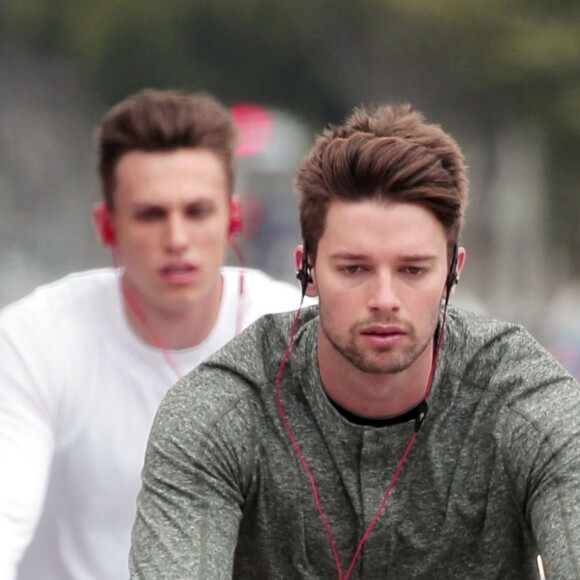 Exclusif - Patrick Schwarzenegger fait du vélo avec un ami à Santa Monica, le 19 mai 2016. © CPA/Bestimage