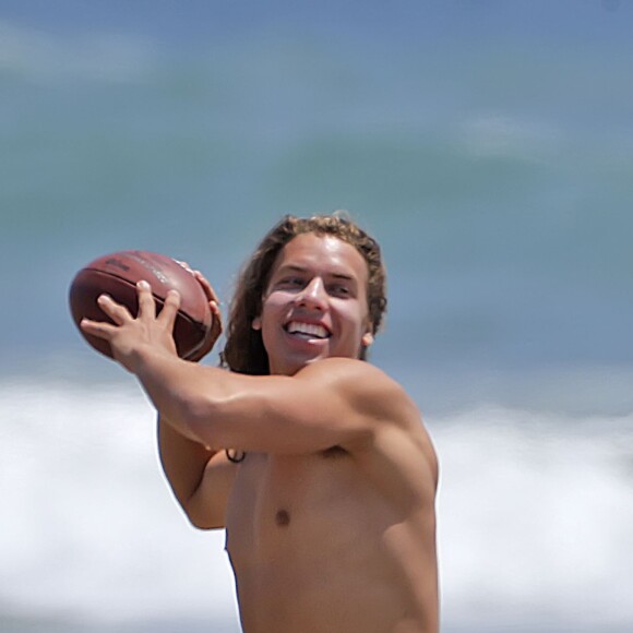 Exclusif - Joseph Baena, le fils illégitime de Arnold Schwarzenegger joue au football sur une plage à Malibu, le 16 mai 2016