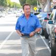 Arnold Schwarzenegger fait ses courses à Brentwood et repart au volant de son Hummer rouge à Brentwood le 6 mai 2016.